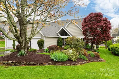 150 Overlook Dr, Flat Rock, NC 28731