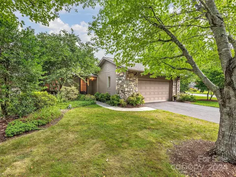 22 Clubside Dr, Asheville, NC 28804