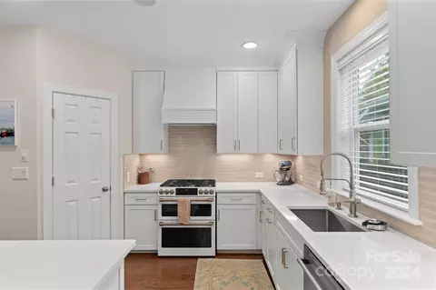 Kitchen - 17147 Lake Path Dr, Cornelius, NC 28031 photo 3 of 3