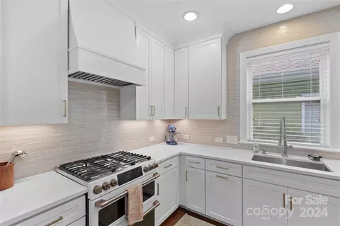 Kitchen - 17147 Lake Path Dr, Cornelius, NC 28031 photo 2 of 3