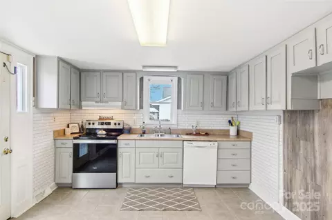 650 Camelot Dr, Waynesville, NC 28786