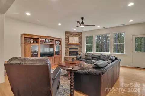 Living - 8081 Summit Ridge Dr, Catawba, NC 28609 photo 3 of 4