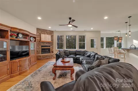 Living - 8081 Summit Ridge Dr, Catawba, NC 28609 photo 2 of 4