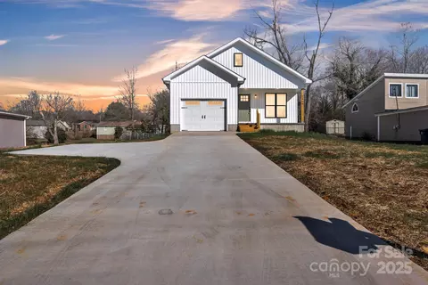 2416 4th Nw Ave NW, Hickory, NC 28601