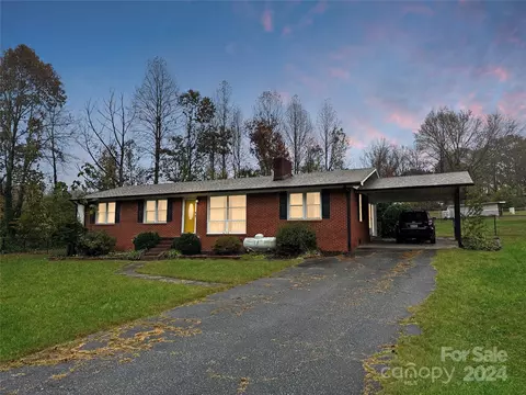 71 Peachtree St, Marion, NC 28752