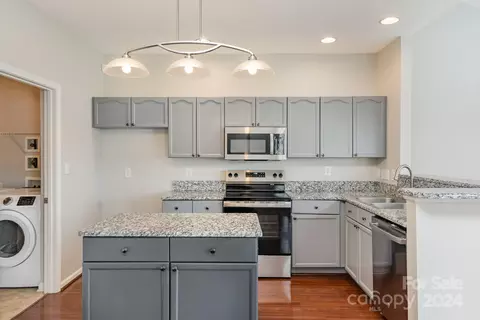 7976 Mariners Pointe Cir, Denver, NC 28037 photo 6