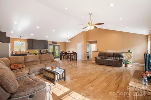 Living - 71 Foothills Cv, Clyde, NC 28721 photo 2 of 4