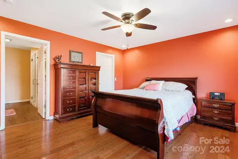 Bedroom - 71 Foothills Cv, Clyde, NC 28721 photo 3 of 7