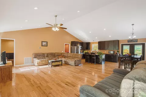 Living - 71 Foothills Cv, Clyde, NC 28721 photo 3 of 4