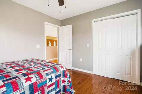 Bedroom - 71 Foothills Cv, Clyde, NC 28721 photo 5 of 7