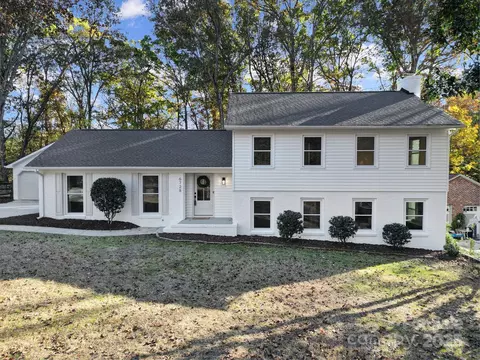 6728 Rocky Falls Rd, Charlotte, NC 28211