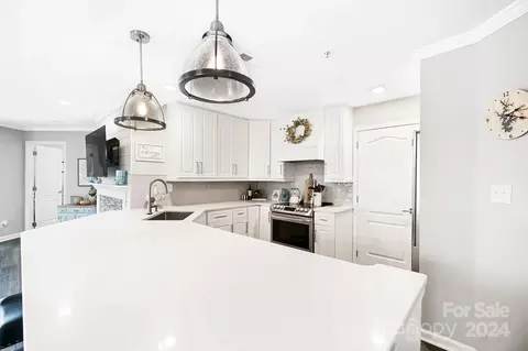 Kitchen - 18621 Harborside Dr, Cornelius, NC 28031 photo 5 of 6