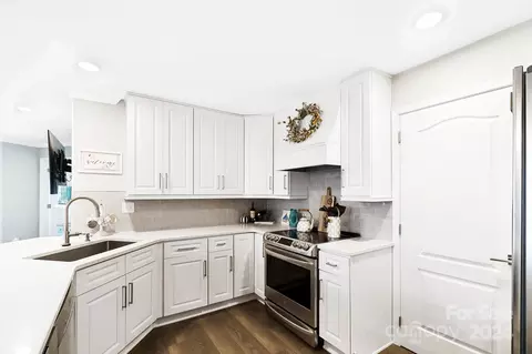Kitchen - 18621 Harborside Dr, Cornelius, NC 28031 photo 3 of 6