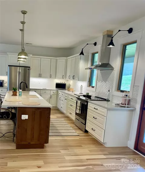 Kitchen - 78 Eagle Rdg, Clyde, NC 28721 photo 2 of 2