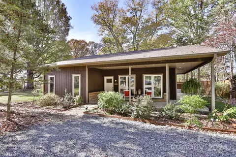 634 Eisenhower St, Yadkinville, NC 27055