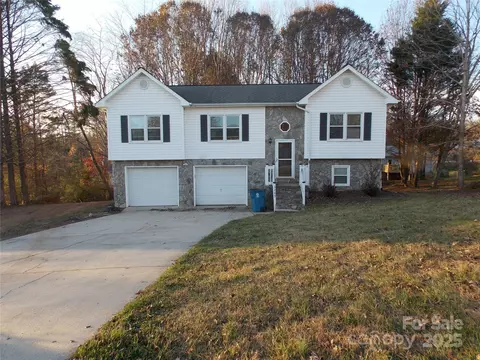 3289 Capital Ct, Lenoir, NC 28645