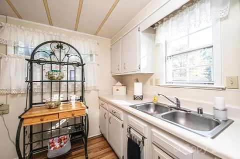 Kitchen - 1146 Sunset Ct, Conover, NC 28613 photo 3 of 4