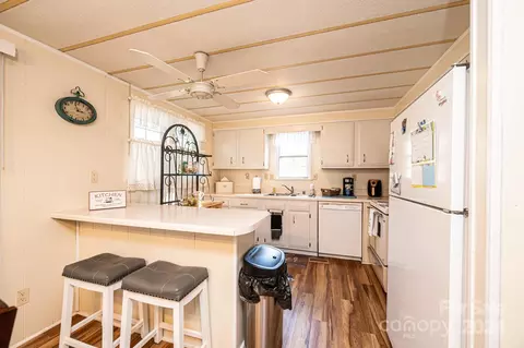 Kitchen - 1146 Sunset Ct, Conover, NC 28613 photo 1 of 4