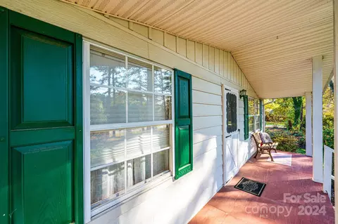 Exterior - 1146 Sunset Ct, Conover, NC 28613 photo 5 of 12