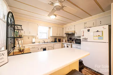 Kitchen - 1146 Sunset Ct, Conover, NC 28613 photo 2 of 4