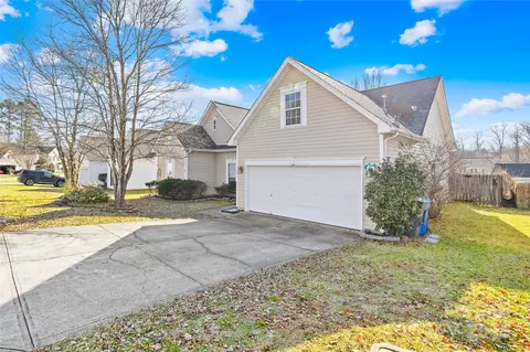 136 Kristens Court Dr, Mooresville, NC 28115