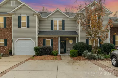 9013 Cinnabay Dr, Charlotte, NC 28216