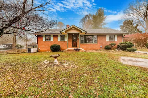 106 7th St, Black Mountain, NC 28711