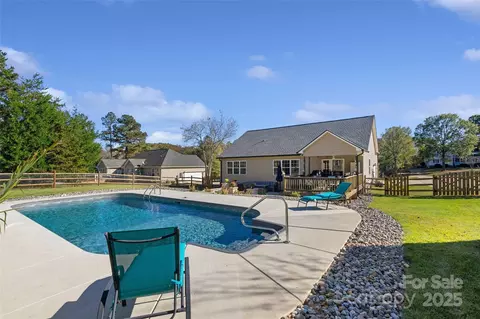 527 Sand Trap Dr, York, SC 29745