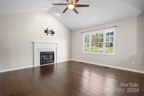 Living - 623 35th Ne St NE, Conover, NC 28613 photo 1 of 4