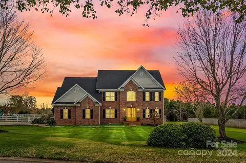 1070 James Farm Rd, Hickory, NC 28602