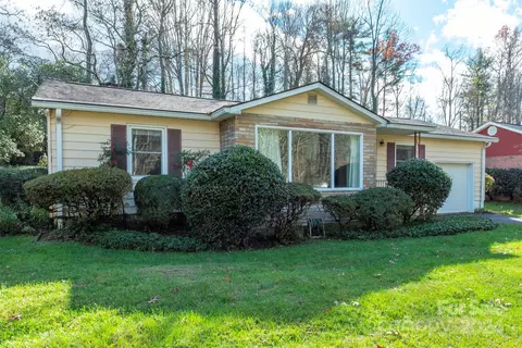 330 S Lakewood Cir, Hendersonville, NC 28739