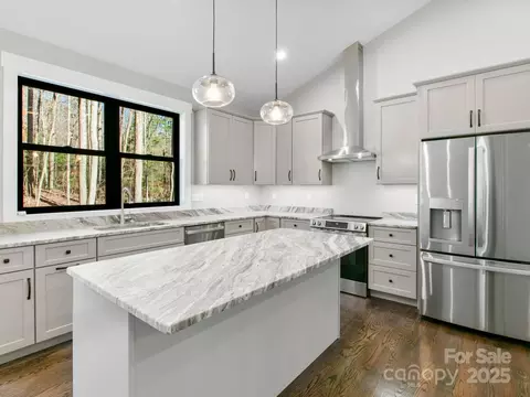 127 Quail Hollow Rd, Hendersonville, NC 28739