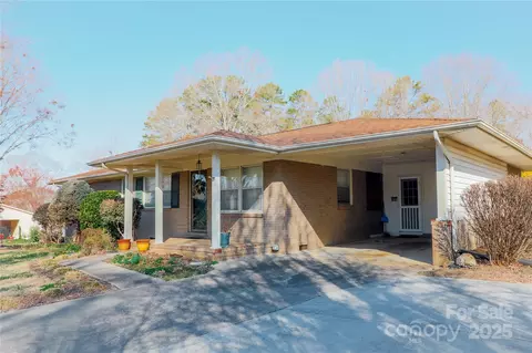907 Vista Dr, Cherryville, NC 28021