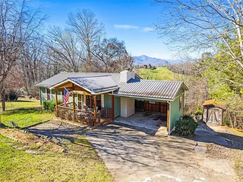 142 Acorn Ln, Clyde, NC 28721