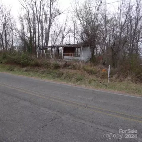 242 Deatherage Rd, Mount Airy, NC 27030