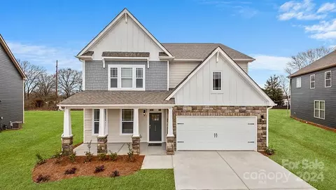 554 Fox Cove Rd, Hendersonville, NC 28792
