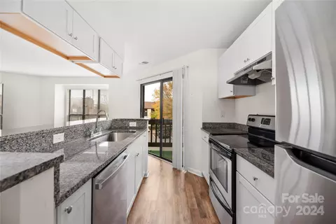 8220 Cedar Glen Dr, Charlotte, NC 28212