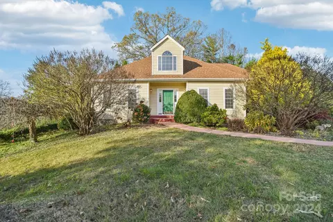 189 Stone House Rd, Hendersonville, NC 28739