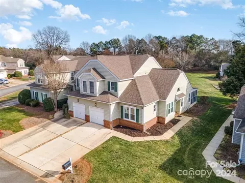 8720 Fox Chase Ln, Charlotte, NC 28269