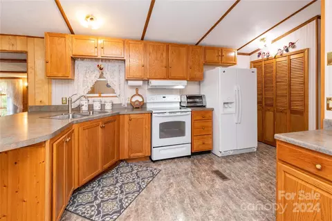 Kitchen - 41 Chris Ln, Franklin, NC 28734 photo 1 of 2