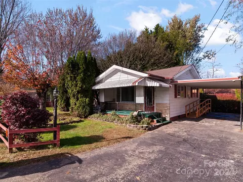 27 Warren St, Waynesville, NC 28786