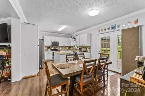 207 Sienna Dr, Hickory, NC 28601 photo 2