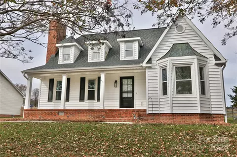 1000 Riverpointe Dr, East Bend, NC 27018