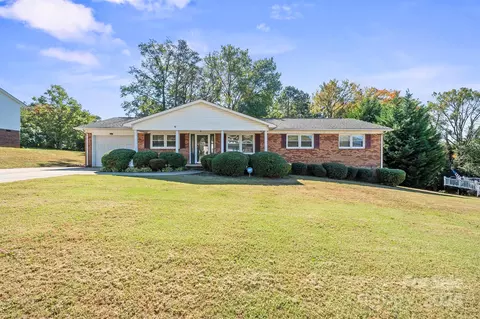 1605 Pine Ridge Dr, Gastonia, NC 28054