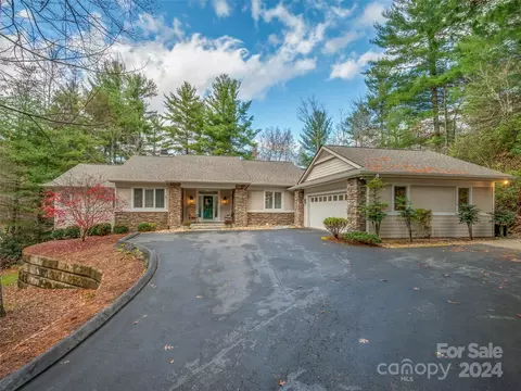 316 Sweetbriar Dr, Hendersonville, NC 28739