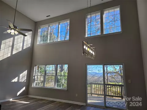 127 Farm Ln, Mills River, NC 28759