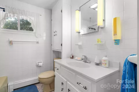 Bath - 202 Drexel Rd, Morganton, NC 28655 photo 1 of 1