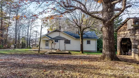 Exterior - 202 Drexel Rd, Morganton, NC 28655 photo 4 of 6