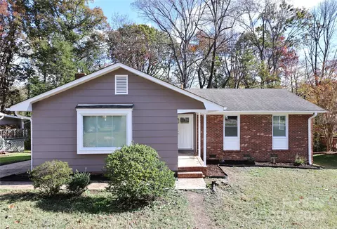 1916 Halifax Ct, High Point, NC 27265