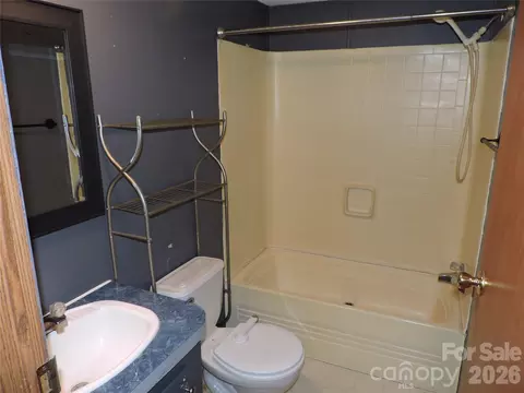 Bath - 2271 Gouges Creek Rd, Spruce Pine, NC 28777 photo 3 of 3